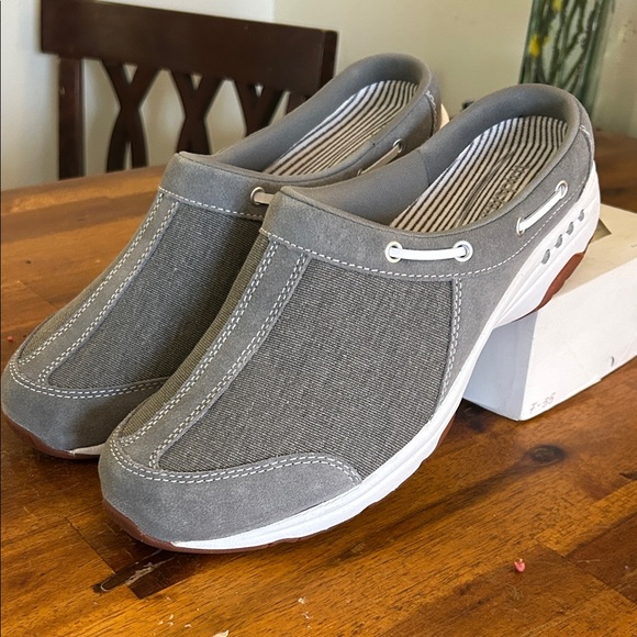 New No Tags Women's Easy Spirit Travelport  Gray/White Slip-On Mules Clogs: 11 - Picture 3 of 8